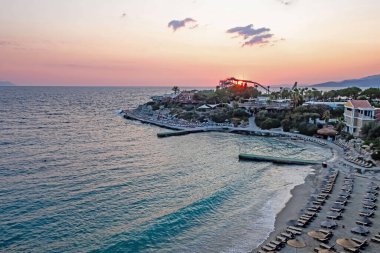 Kusadasi, Aydın, Türkiye - 25 Temmuz 2021 Pinebay tatil köyü ve Kusadasi 'deki tatil köyü manzarası, deniz, doğa ve yaz mevsimi.