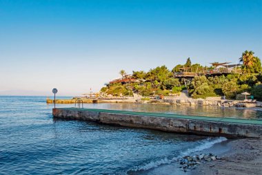 Kusadasi, Aydın, Türkiye - 19 Temmuz 2021 Pinebay tatil köyü ve Kusadasi 'deki tatil köyü manzarası, deniz, doğa ve yaz mevsimi.