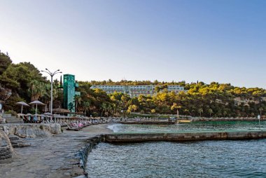 Kusadasi, Aydın, Türkiye - 19 Temmuz 2021 Pinebay tatil köyü ve Kusadasi 'deki tatil köyü manzarası, deniz, doğa ve yaz mevsimi.