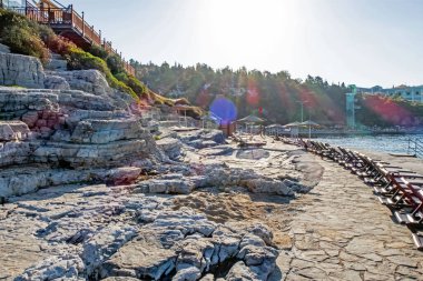 Kusadasi, Aydın, Türkiye - 19 Temmuz 2021 Pinebay tatil köyü ve Kusadasi 'deki tatil köyü manzarası, deniz, doğa ve yaz mevsimi.