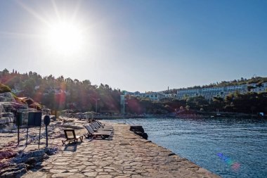 Kusadasi, Aydın, Türkiye - 19 Temmuz 2021 Pinebay tatil köyü ve Kusadasi 'deki tatil köyü manzarası, deniz, doğa ve yaz mevsimi.