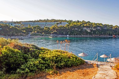 Kusadasi, Aydın, Türkiye - 19 Temmuz 2021 Pinebay tatil köyü ve Kusadasi 'deki tatil köyü manzarası, deniz, doğa ve yaz mevsimi.