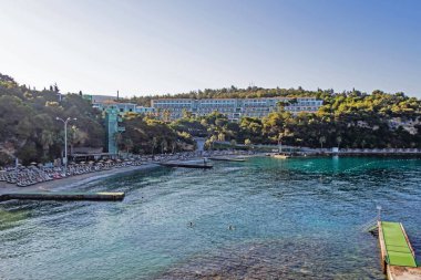 Kusadasi, Aydın, Türkiye - 19 Temmuz 2021 Pinebay tatil köyü ve Kusadasi 'deki tatil köyü manzarası, deniz, doğa ve yaz mevsimi.