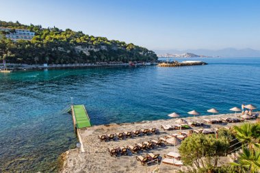 Kusadasi, Aydın, Türkiye - 19 Temmuz 2021 Pinebay tatil köyü ve Kusadasi 'deki tatil köyü manzarası, deniz, doğa ve yaz mevsimi.