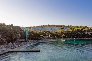 Kusadasi, Aydın, Türkiye - 19 Temmuz 2021 Pinebay tatil köyü ve Kusadasi 'deki tatil köyü manzarası, deniz, doğa ve yaz mevsimi.