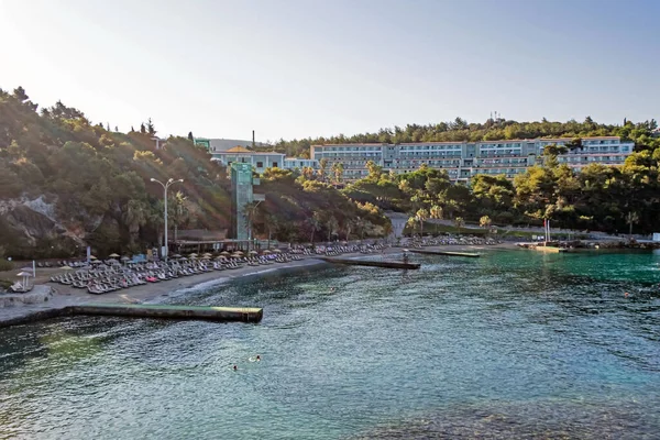 Kusadasi, Aydın, Türkiye - 19 Temmuz 2021 Pinebay tatil köyü ve Kusadasi 'deki tatil köyü manzarası, deniz, doğa ve yaz mevsimi.