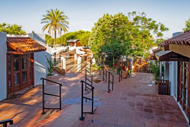 Kusadasi, Aydın, Türkiye - 20 Temmuz 2021 Pinebay tatil köyü ve Kusadasi 'deki tatil köyü manzarası, deniz, doğa ve yaz sezonları.