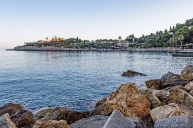 Kusadasi, Aydın, Türkiye - 20 Temmuz 2021 Pinebay tatil köyü ve Kusadasi 'deki tatil köyü manzarası, deniz, doğa ve yaz sezonları.