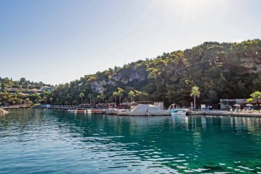 Kusadasi, Aydın, Türkiye - 20 Temmuz 2021 Pinebay tatil köyü ve Kusadasi 'deki tatil köyü manzarası, deniz, doğa ve yaz sezonları.