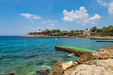 Kusadasi, Aydın, Türkiye - 20 Temmuz 2021 Pinebay tatil köyü ve Kusadasi 'deki tatil köyü manzarası, deniz, doğa ve yaz sezonları.