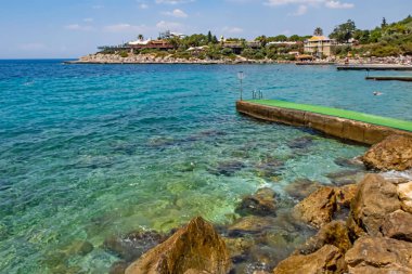 Kusadasi, Aydın, Türkiye - 20 Temmuz 2021 Pinebay tatil köyü ve Kusadasi 'deki tatil köyü manzarası, deniz, doğa ve yaz sezonları.