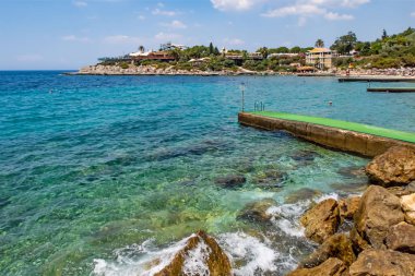 Kusadasi, Aydın, Türkiye - 20 Temmuz 2021 Pinebay tatil köyü ve Kusadasi 'deki tatil köyü manzarası, deniz, doğa ve yaz sezonları.