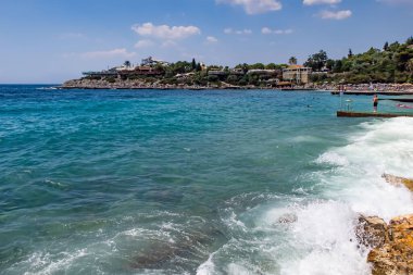 Kusadasi, Aydın, Türkiye - 20 Temmuz 2021 Pinebay tatil köyü ve Kusadasi 'deki tatil köyü manzarası, deniz, doğa ve yaz sezonları.