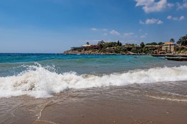 Kusadasi, Aydın, Türkiye - 20 Temmuz 2021 Pinebay tatil köyü ve Kusadasi 'deki tatil köyü manzarası, deniz, doğa ve yaz sezonları.