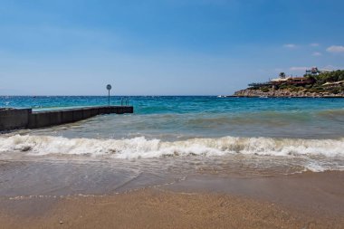 Kusadasi, Aydın, Türkiye - 20 Temmuz 2021 Pinebay tatil köyü ve Kusadasi 'deki tatil köyü manzarası, deniz, doğa ve yaz sezonları.