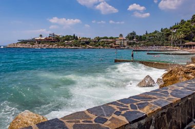 Kusadasi, Aydın, Türkiye - 20 Temmuz 2021 Pinebay tatil köyü ve Kusadasi 'deki tatil köyü manzarası, deniz, doğa ve yaz sezonları.