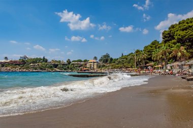Kusadasi, Aydın, Türkiye - 20 Temmuz 2021 Pinebay tatil köyü ve Kusadasi 'deki tatil köyü manzarası, deniz, doğa ve yaz sezonları.