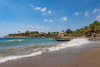 Kusadasi, Aydın, Türkiye - 20 Temmuz 2021 Pinebay tatil köyü ve Kusadasi 'deki tatil köyü manzarası, deniz, doğa ve yaz sezonları.