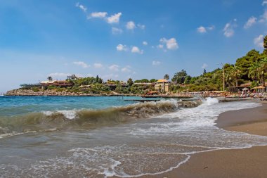 Kusadasi, Aydın, Türkiye - 20 Temmuz 2021 Pinebay tatil köyü ve Kusadasi 'deki tatil köyü manzarası, deniz, doğa ve yaz sezonları.
