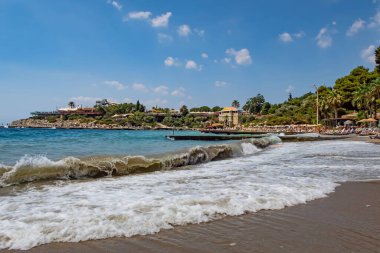 Kusadasi, Aydın, Türkiye - 20 Temmuz 2021 Pinebay tatil köyü ve Kusadasi 'deki tatil köyü manzarası, deniz, doğa ve yaz sezonları.