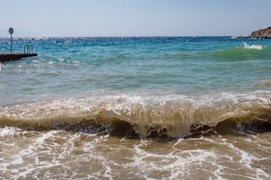 Kusadasi, Aydın, Türkiye - 20 Temmuz 2021 Pinebay tatil köyü ve Kusadasi 'deki tatil köyü manzarası, deniz, doğa ve yaz sezonları.