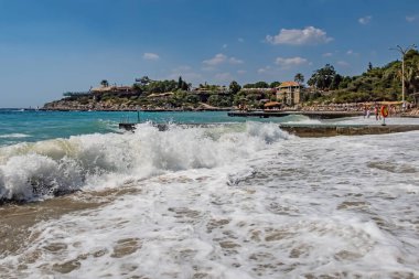 Kusadasi, Aydın, Türkiye - 20 Temmuz 2021 Pinebay tatil köyü ve Kusadasi 'deki tatil köyü manzarası, deniz, doğa ve yaz sezonları.