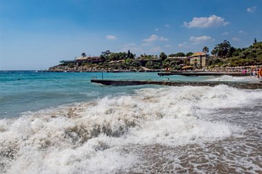 Kusadasi, Aydın, Türkiye - 20 Temmuz 2021 Pinebay tatil köyü ve Kusadasi 'deki tatil köyü manzarası, deniz, doğa ve yaz sezonları.