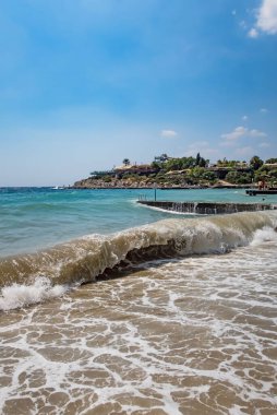 Kusadasi, Aydın, Türkiye - 20 Temmuz 2021 Pinebay tatil köyü ve Kusadasi 'deki tatil köyü manzarası, deniz, doğa ve yaz sezonları.