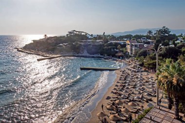 Kusadasi, Aydın, Türkiye - 20 Temmuz 2021 Pinebay tatil köyü ve Kusadasi 'deki tatil köyü manzarası, deniz, doğa ve yaz sezonları.