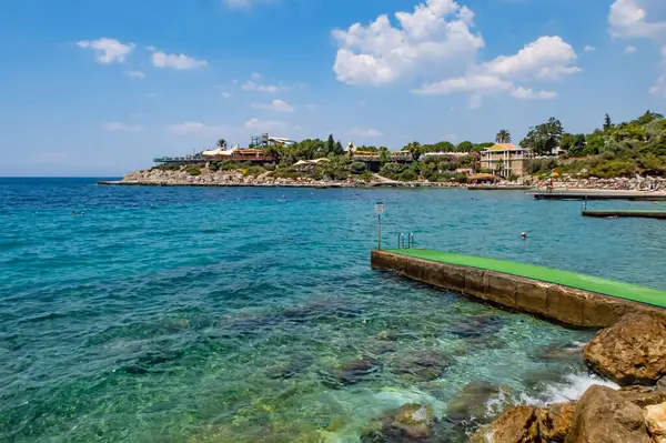 Kusadasi, Aydın, Türkiye - 20 Temmuz 2021 Pinebay tatil köyü ve Kusadasi 'deki tatil köyü manzarası, deniz, doğa ve yaz sezonları.