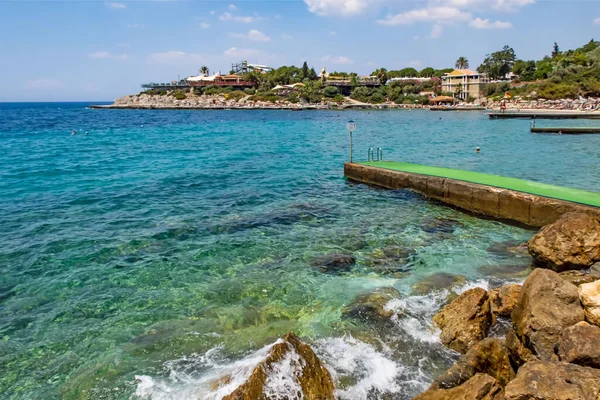 Kusadasi, Aydın, Türkiye - 20 Temmuz 2021 Pinebay tatil köyü ve Kusadasi 'deki tatil köyü manzarası, deniz, doğa ve yaz sezonları.