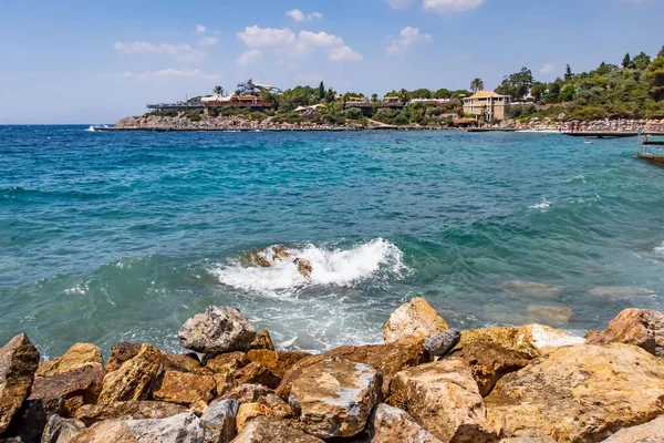 Kusadasi, Aydın, Türkiye - 20 Temmuz 2021 Pinebay tatil köyü ve Kusadasi 'deki tatil köyü manzarası, deniz, doğa ve yaz sezonları.