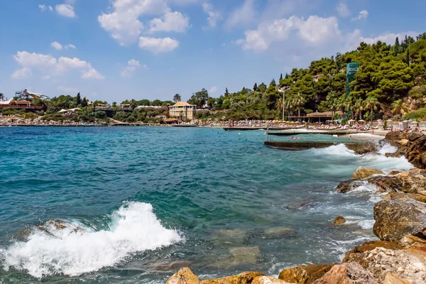 Kusadasi, Aydın, Türkiye - 20 Temmuz 2021 Pinebay tatil köyü ve Kusadasi 'deki tatil köyü manzarası, deniz, doğa ve yaz sezonları.