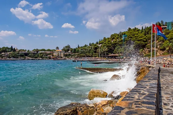 Kusadasi, Aydın, Türkiye - 20 Temmuz 2021 Pinebay tatil köyü ve Kusadasi 'deki tatil köyü manzarası, deniz, doğa ve yaz sezonları.