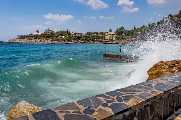 Kusadasi, Aydın, Türkiye - 20 Temmuz 2021 Pinebay tatil köyü ve Kusadasi 'deki tatil köyü manzarası, deniz, doğa ve yaz sezonları.