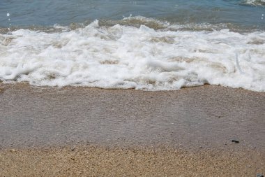 Açık deniz ve dalgalar yazın kıyıda 