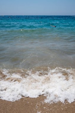 Açık deniz ve dalgalar yazın kıyıda 