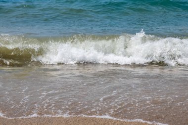 Açık deniz ve dalgalar yazın kıyıda 