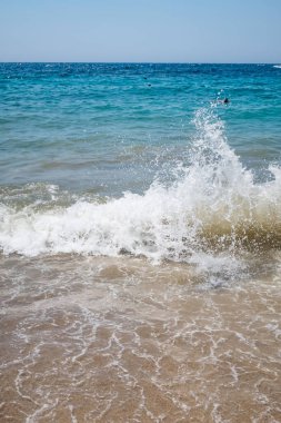 Açık deniz ve dalgalar yazın kıyıda 