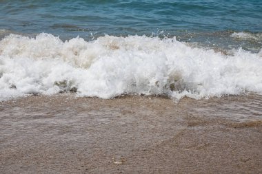 Açık deniz ve dalgalar yazın kıyıda 