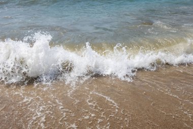 Açık deniz ve dalgalar yazın kıyıda 