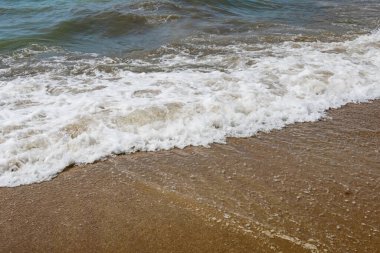 Açık deniz ve dalgalar yazın kıyıda 