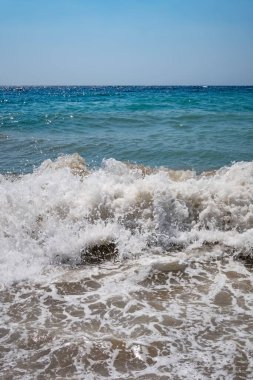 Açık deniz ve dalgalar yazın kıyıda 
