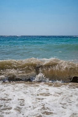 Açık deniz ve dalgalar yazın kıyıda 