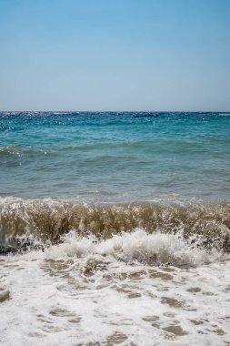 Açık deniz ve dalgalar yazın kıyıda 