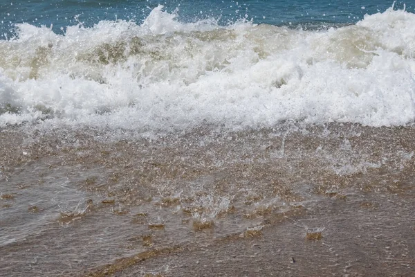 夏になると海岸の波や海は — ストック写真