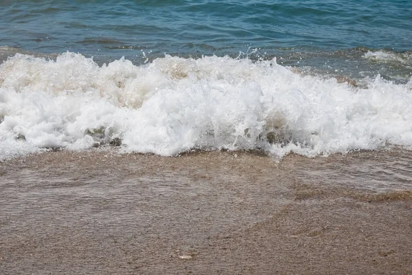 Açık Deniz Dalgalar Yazın Kıyıda — Stok fotoğraf