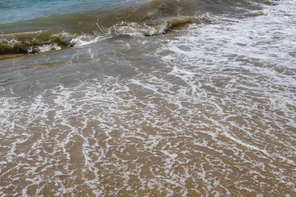 Açık deniz ve dalgalar yazın kıyıda 