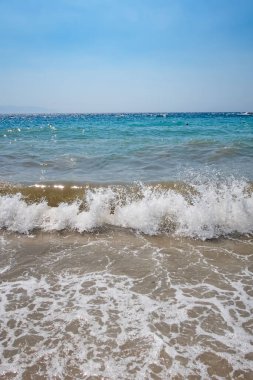 Açık deniz ve dalgalar yazın kıyıda 