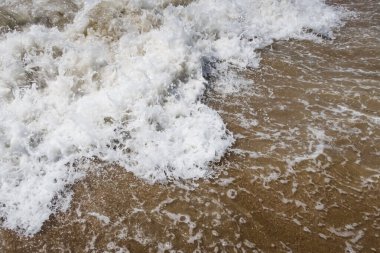 Açık deniz ve dalgalar yazın kıyıda 